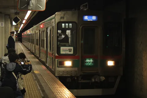 夜の駅、旅立ちの予感