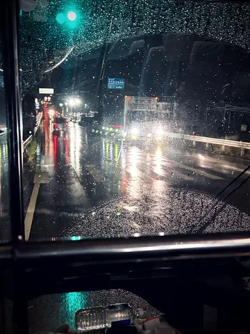 雨粒と光、夜道を行く