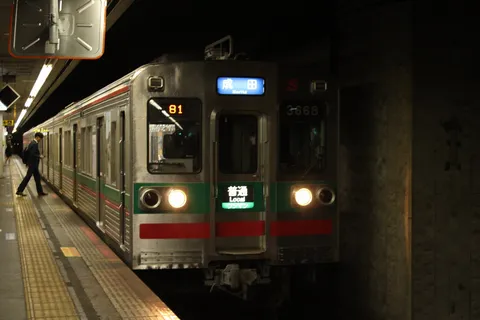 深夜の地下鉄、静かな旅立ち