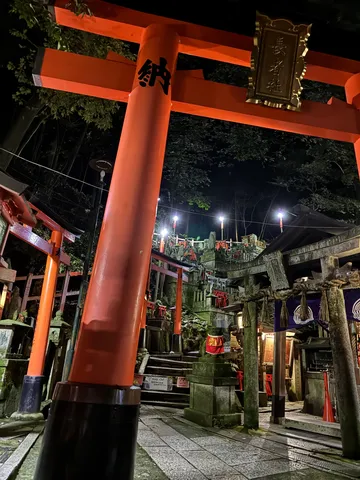 鳥居の灯りが照らす幻想的な夜道