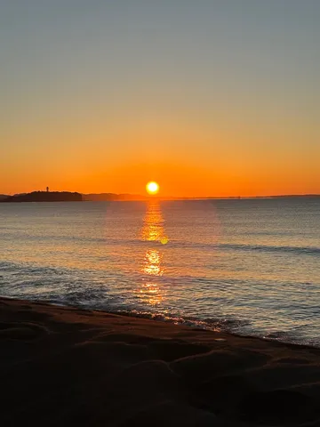 夕陽と波の静かな対話