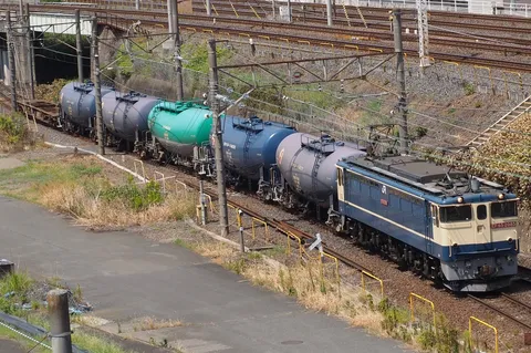 線路を往く長編成の貨物列車