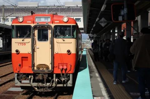 懐かしさ誘う臨時列車