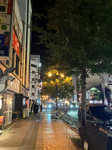 夜の街角に灯る小さな光景