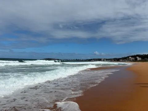 波と砂浜のコントラスト