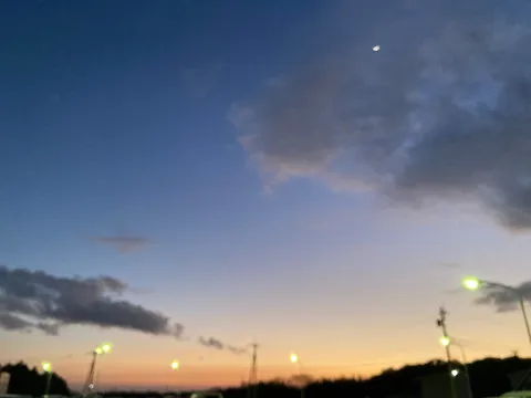 空に浮かぶ三日月と街灯