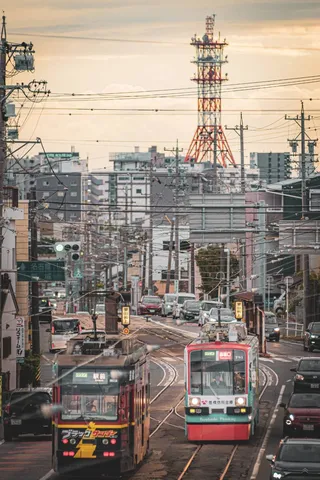 路地と夕景の鉄道トラム