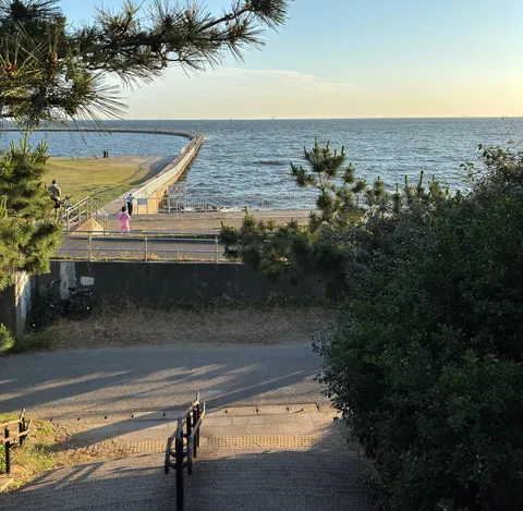 海辺の散歩道、静かな夕暮れ