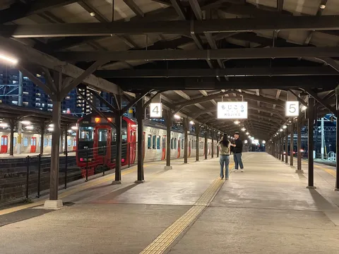 夜の駅、旅立ちの予感