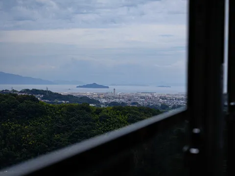 窓辺から覗く、淡い空と街並み