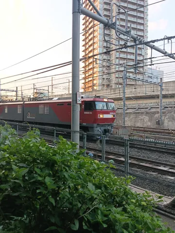 都会を走る赤い機関車