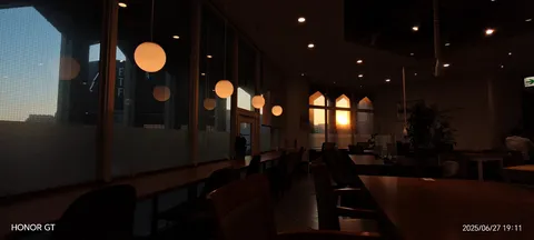 夕暮れ時のカフェ、静かな時間