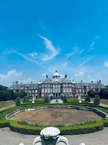 絵画のような豪邸と庭園