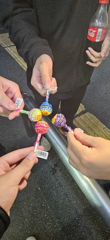 カラフルな棒菓子の輪