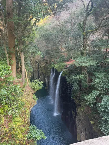 深淵に落ちる滝の清流