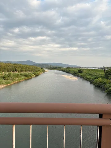 欄干越しのいつもの風景