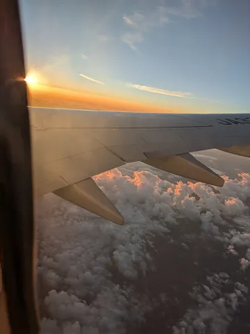 機窓に広がる、雲海の夕焼け