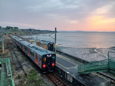 海辺の駅に訪れるマジックアワー