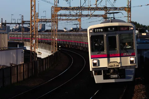 光を浴びる先頭車両