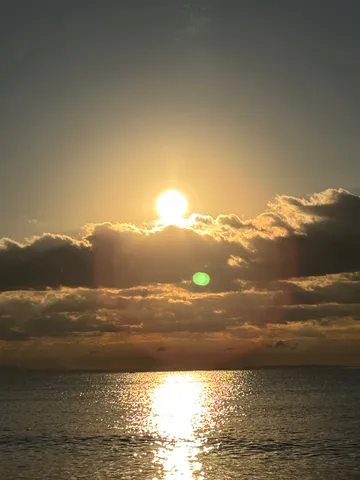 夕陽と水面のささやき