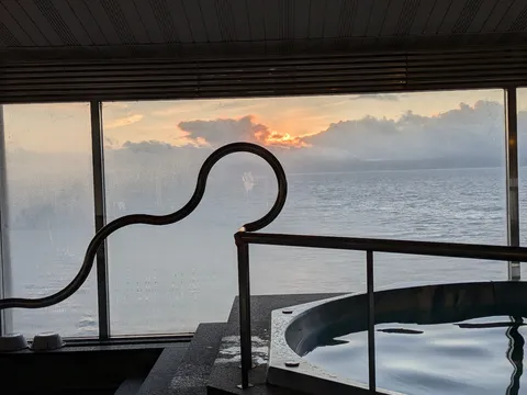 曲線が誘う、薄明の海景色