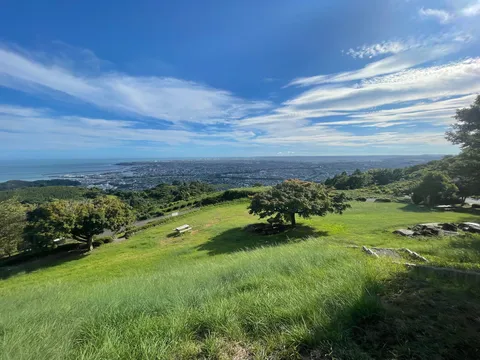 丘の風景と海の呼び声