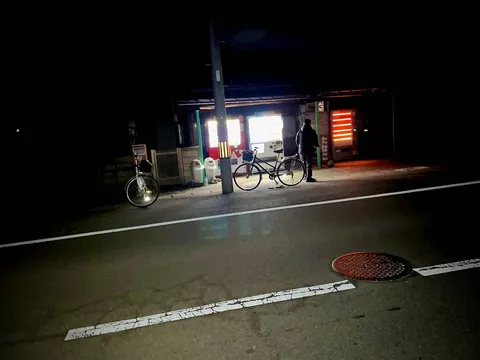 夜の自転車と自販機の灯り