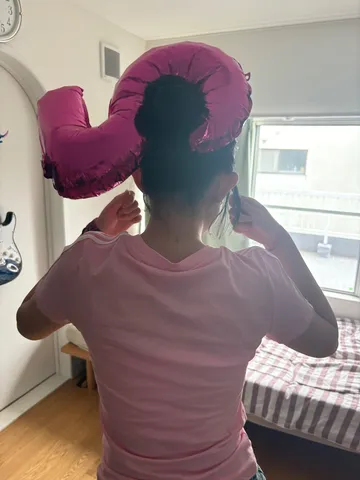 頭に飾るピンクの遊び心
