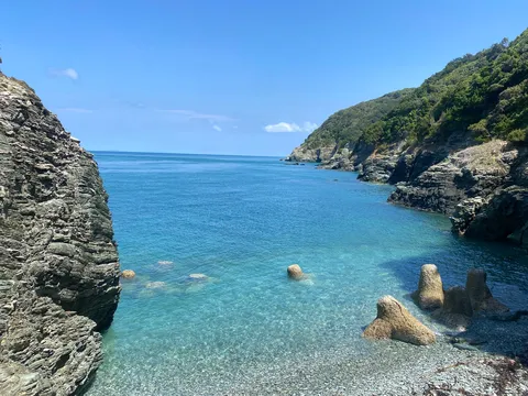 透明な海と岩肌の風景