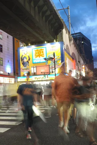 ブレてるけど、なんかエモい夜の街