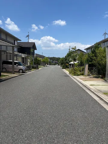 晴れやかな空と静かな住宅街