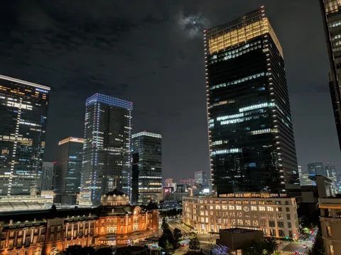 都会の夜景と歴史的建造物の共演