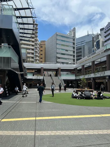 都会のオアシス、緑の広場に集う人々