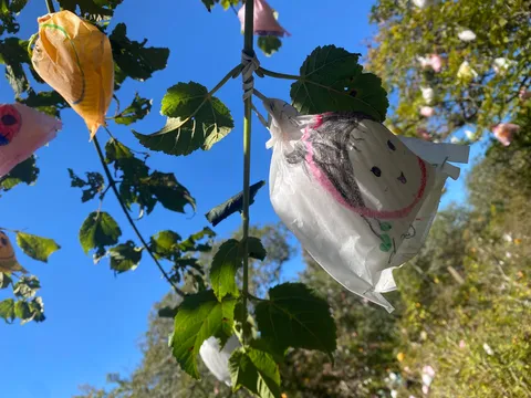 青空に揺れる紙の笑顔