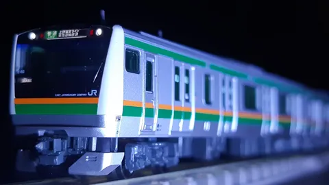 夜を駆ける緑の車体