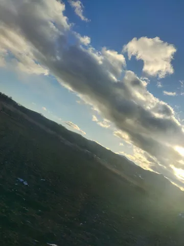 傾く大地と雲の筆致
