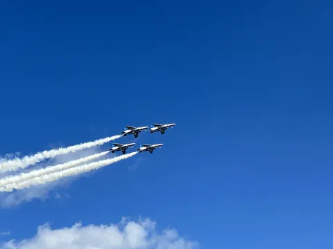 青空を彩るアクロバット飛行