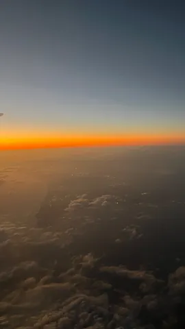 沈む光の水平線と雲海