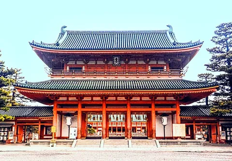 京の古都、朱色の門