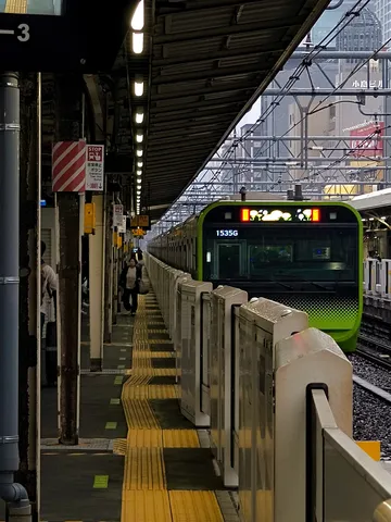 休日の夕暮れ、都会を駆け抜ける山手線