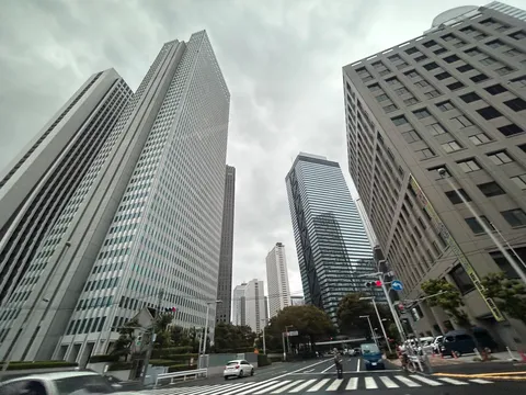 雨雲の下を行く高層街