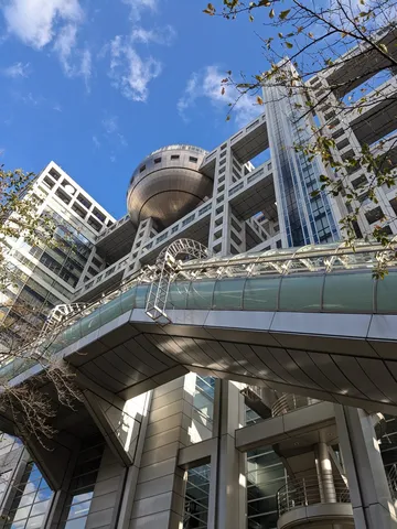 空へ伸びる球体と歩道の未来感