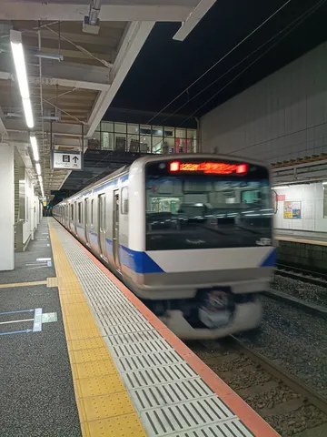 夜のホームを駆ける列車