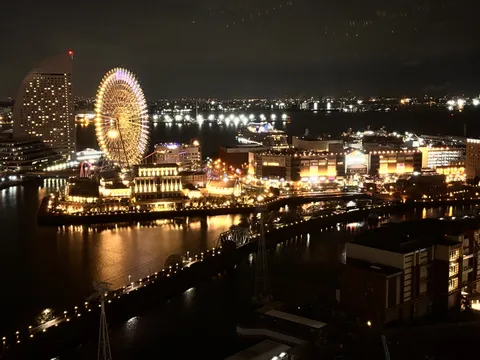 光の輪が彩る都会の夜