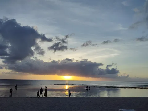 潮風と夕陽の静けさ