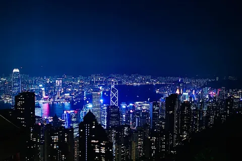 青い夜に浮かぶ都市
