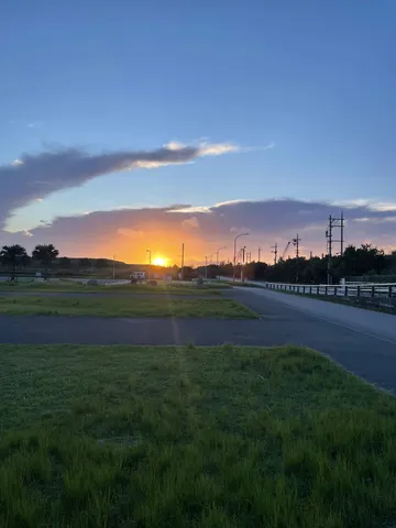茜色に染まる、静かな夕暮れの道