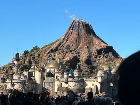 火を噴く山とファンタジーなお城