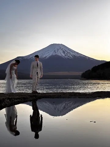 水鏡に映る富士と物語