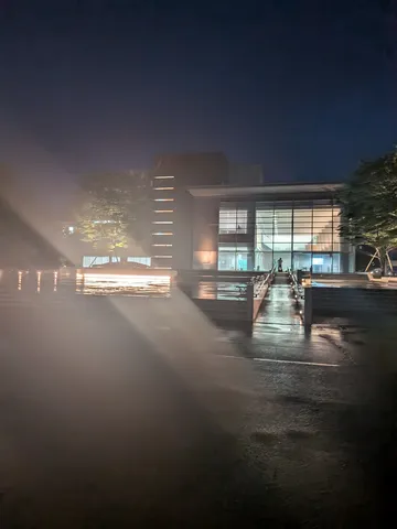 夜の建物、光のベール